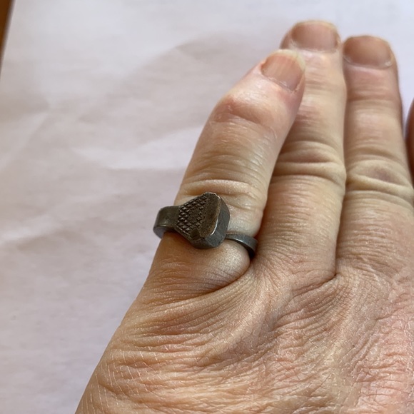 1970’s gothic look horseshoe nail ring size 7 1/2 - Picture 3 of 7
